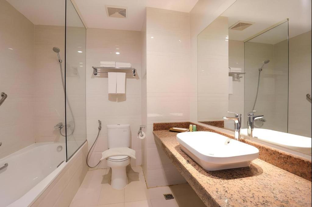 Hotel Remcy Макасар Экстерьер фото