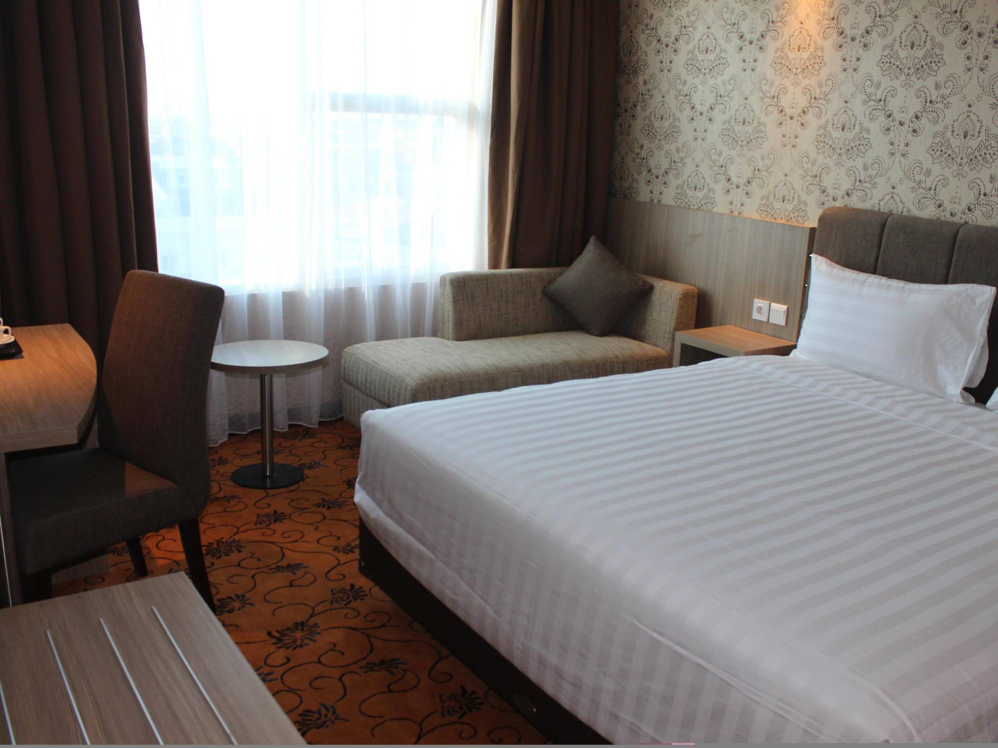 Hotel Remcy Макасар Экстерьер фото